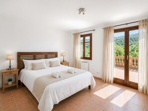 5 bedrooms, WiFi, bed sheets - Villa 'Son Grau' with Mountain Views, Private Pool, and Wi-Fi (Alaró)