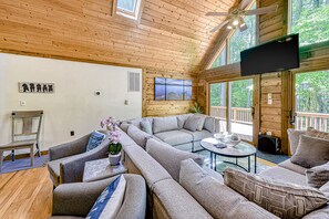 TV, ping pong, books - Lakefront home with boat mooring, deck, hot tub, game room & fast WiFi - dogs OK (Bumpass)