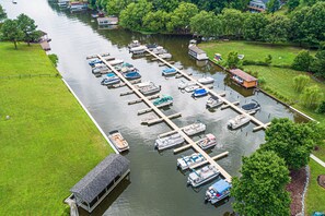 Marina - Lakefront home with boat mooring, deck, hot tub, game room & fast WiFi - dogs OK (Bumpass)