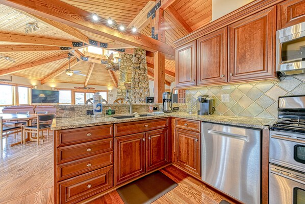 Fridge, microwave, oven, stovetop - Huge lakefront home with A/C, sunroom, boat ramp, WIFI,game room, deck, & kayaks (Louisa)