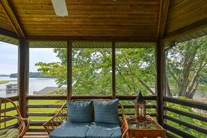 Interior - Huge lakefront home with A/C, sunroom, boat ramp, WIFI,game room, deck, & kayaks (Louisa)