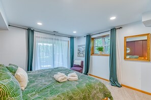 4 bedrooms, desk, travel cot, free WiFi - Lakefront Adventure House with Private Dock & WiFi - Dog-Friendly (Bumpass)