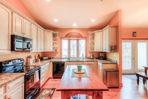 Fridge, microwave, oven, stovetop - Dog-friendly, lakefront vacation home w/ a boat house, kayaks, & paddleboards (Mineral)