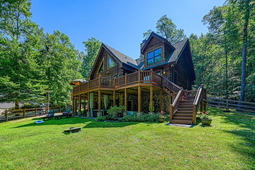 Luxurious lakefront cabin with hot tub, game room, & washer/dryer- dog friendly