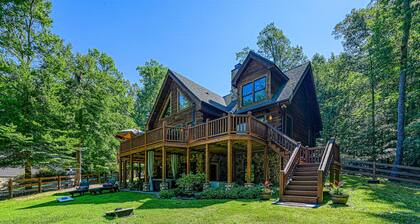 Luxurious lakefront cabin with hot tub, game room, & washer/dryer- dog friendly