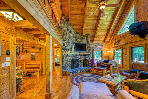 Luxurious lakefront cabin with hot tub, game room, & washer/dryer- dog friendly