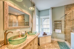 Shower, towels - Lakefront home with private hot tub, dock, grill, game room, lake views & kayaks (Bumpass)