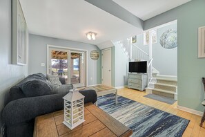 TV, DVD player, books - Beautiful Private Lakefront Property with Amenities & Activities Galore! (Bumpass)