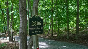 Een bord met het nummer 2806 en de tekst 'Waller's Quarter Rd Life at the Lake'.