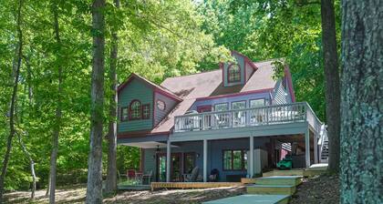 Spacious pet friendly waterfront house with patio & grill