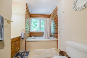 Shower, hair dryer, towels - Spacious pet friendly waterfront house with patio & grill (Bumpass)