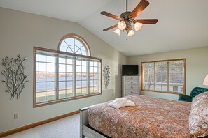 Room - Lakefront retreat with a large yard, stone fire pit, gazebo, deck, & dock (Bumpass)