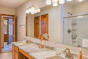 Douche, sèche-cheveux, serviettes fournies