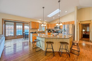 Fridge, microwave, oven, stovetop - Lakefront retreat with a large yard, stone fire pit, gazebo, deck, & dock (Bumpass)