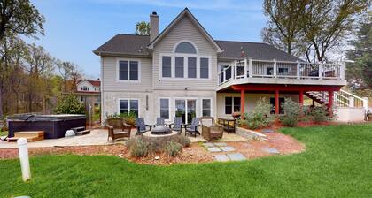 Dog-friendly lake luxury with dry sauna, hot tub, game room