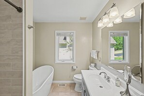 Shower, hair dryer, towels - Lakefront - Brand-new hot tub, dock, kayaks, SUP, game room & firepit (Bumpass)