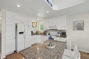 Fridge, microwave, oven, stovetop - Lakefront - Brand-new hot tub, dock, kayaks, SUP, game room & firepit (Bumpass)