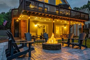 Terrace/patio - Lakefront - Brand-new hot tub, dock, kayaks, SUP, game room & firepit (Bumpass)