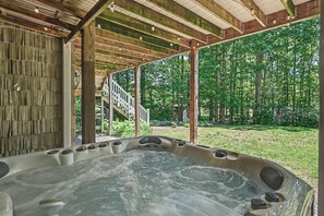 Outdoor spa tub - Stunning lakefront retreat w/firepit, game room, & water views (Bumpass)