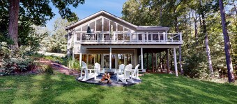 Spacious pet friendly house w/private pool table, ping pong table & free WIFI