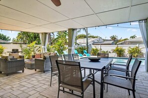 Outdoor dining - Blue Lagoon | Private Pool & Walk to the beach (Redington Beach)