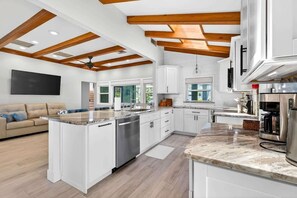 Fridge, microwave, oven, stovetop - Blue Lagoon | Private Pool & Walk to the beach (Redington Beach)