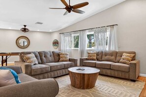 Smart TV, offices - Blue Lagoon | Private Pool & Walk to the beach (Redington Beach)