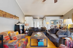 TV, fireplace, DVD player, table football - Tranquil lakefront retreat with hot tub, screened porch, kayaks, and more (Bumpass)