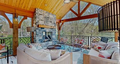 Tranquil lakefront retreat with hot tub, screened porch, kayaks, and more
