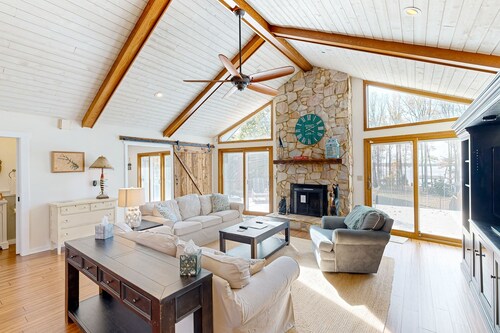 Spacious house with water view, kayaks, foosball table, deck, firepit