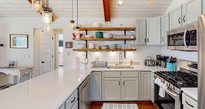 Spacious house with water view, kayaks, foosball table, deck, firepit