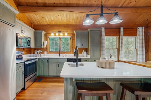 Relaxing lakeside cabin with private dock, firepit, boat ramp and water access