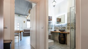Un interior moderno con una zona de cocina, una mesa de comedor y un sofá.