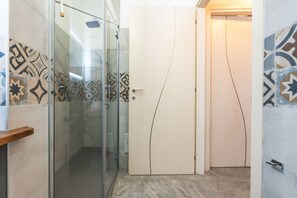 Dusch, hårtork och handdukar