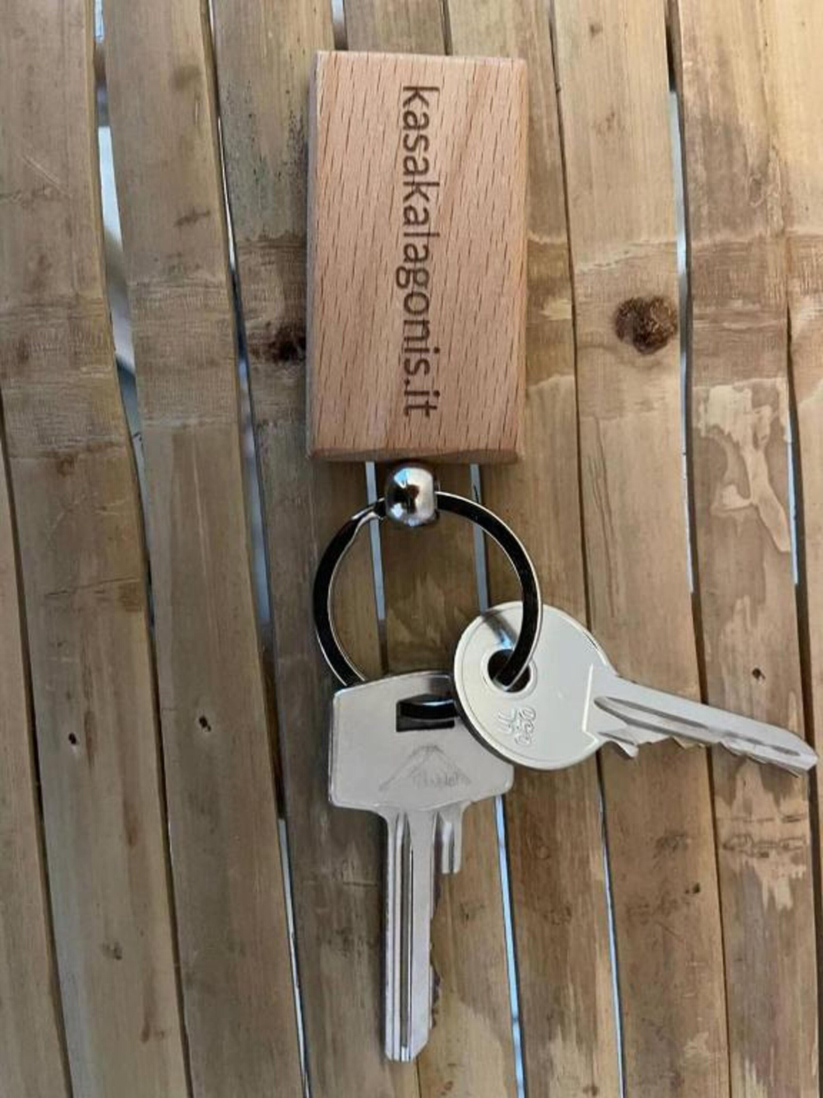 Ein Holzhaken mit Schlüsseln und einer Namensschild.