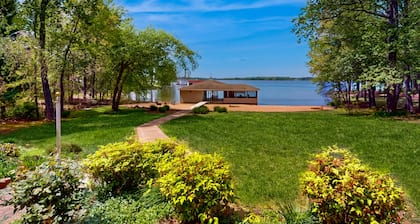 Spacious lakefront house w/private hot tub, deck, fire pit & grill