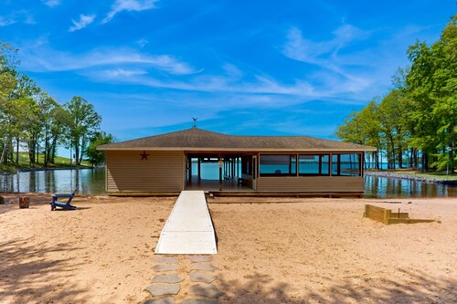 Spacious lakefront house w/private hot tub, deck, fire pit & grill