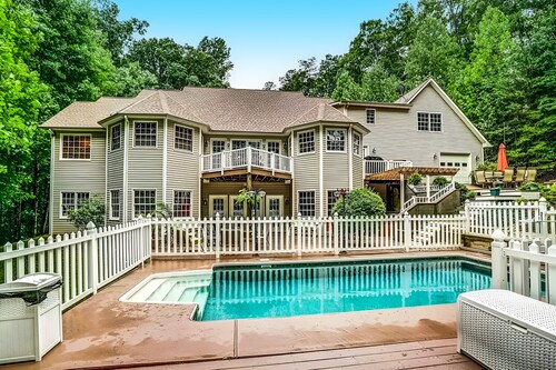 Lakefront with pool, hot tub, dock, SUPs, water carpet, billiards, foosball, gym