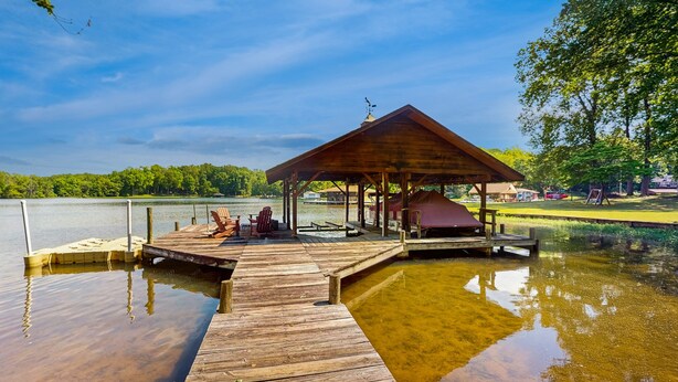 A wooden dock extending into a lake with a covered seating area and a gazebo. - Rustic lakehouse with views, kayaks, Wifi, Central AC & cozy firepit nights (Bumpass)