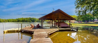 Rustic lakehouse with views, kayaks, Wifi, Central AC & cozy firepit nights