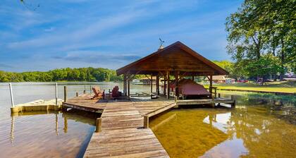 Rustic lakehouse with views, kayaks, Wifi, Central AC & cozy firepit nights