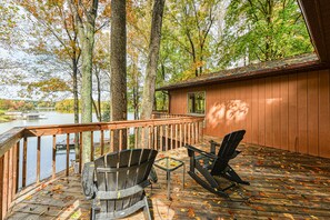 Terrace/patio - Lovely lakefront home with private brand-new dock, game room, beach, boat access (Mineral)