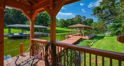 Quiet lake home with two kayaks, furnished deck, grill & fast WiFi - dogs OK