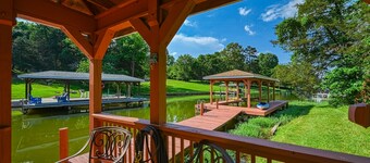 Quiet lake home with two kayaks, furnished deck, grill & fast WiFi - dogs OK