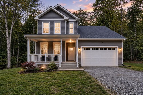 Cozy retreat with forest views, peaceful vibes & modern comfort