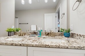 Shower, hair dryer, towels - Cozy retreat with forest views, peaceful vibes & modern comfort (Bumpass)