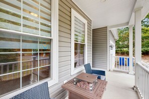 Terrace/patio - Cozy retreat with forest views, peaceful vibes & modern comfort (Bumpass)