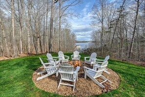 Property grounds - Renovated lakehouse with dock, hot tub, firepit & bi-level deck - dogs OK (Mineral)