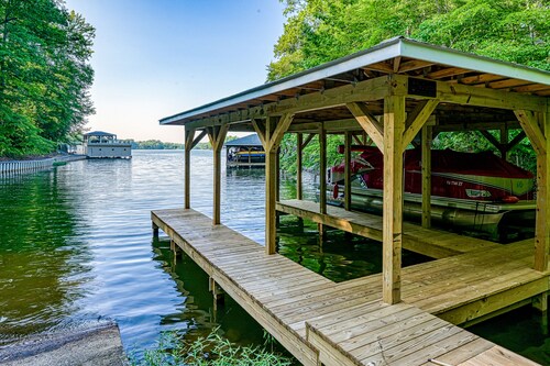 Renovated lakehouse with dock, hot tub, firepit & bi-level deck - dogs OK
