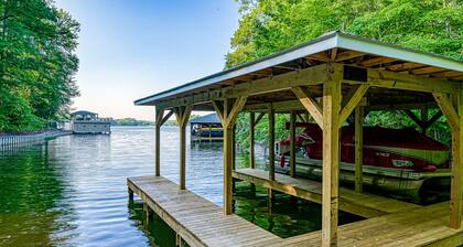Renovated lakehouse with dock, hot tub, firepit & bi-level deck - dogs OK